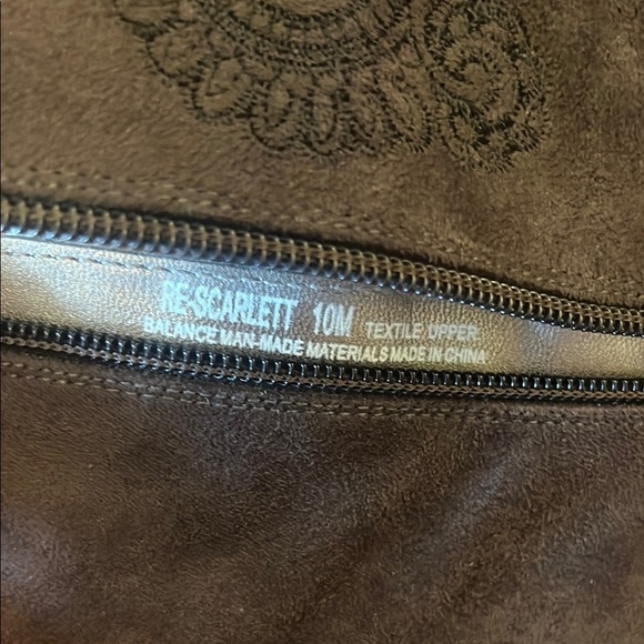 Elegant Gray Suede Ankle Boots - Picture 4 of 4